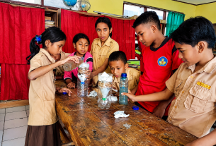 Merangkai Ilmu dari Air Keruh: Pengalaman Belajar Siswa Kelas V SD GMIT Oehani